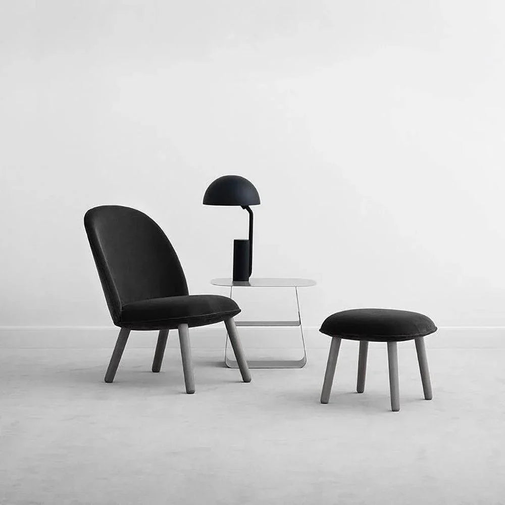 "Justerbar og stilfull Cap bordlampe med geometriske former, tilgjengelig i hvit, rosa og svart. Perfekt for moderne interiør