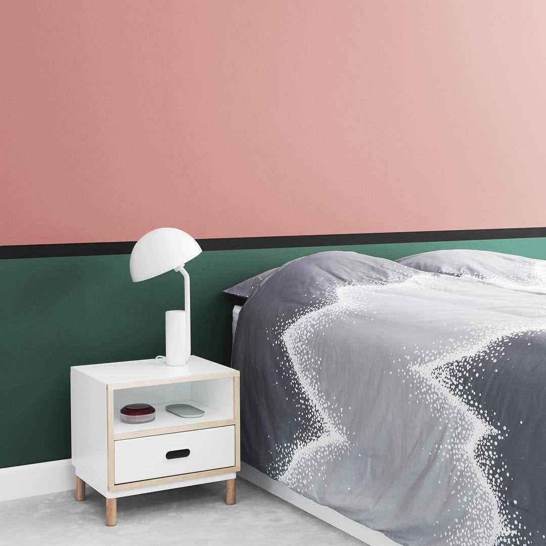 "Justerbar og stilfull Cap bordlampe med geometriske former, tilgjengelig i hvit, rosa og svart. Perfekt for moderne interiør