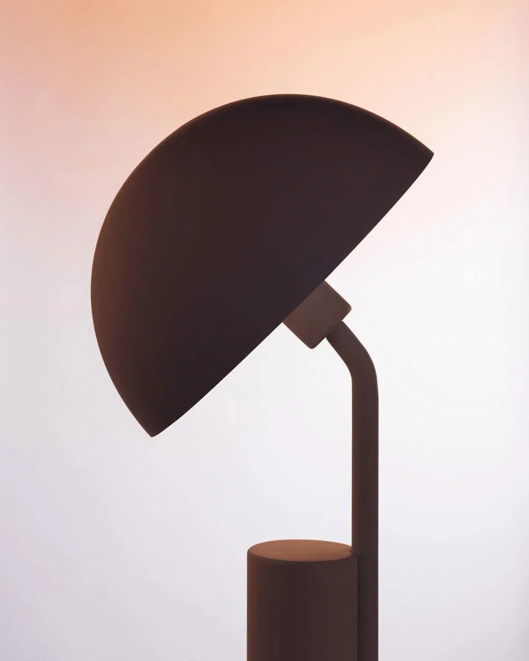 "Justerbar og stilfull Cap bordlampe med geometriske former, tilgjengelig i hvit, rosa og svart. Perfekt for moderne interiør