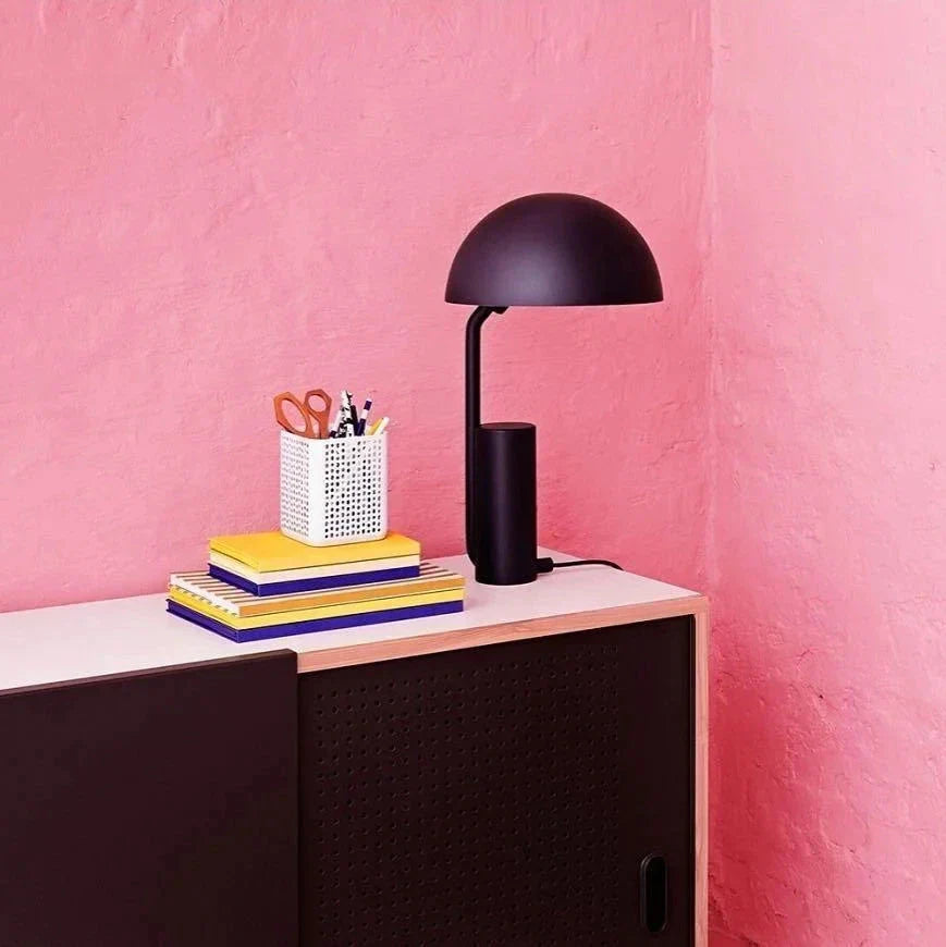 "Justerbar og stilfull Cap bordlampe med geometriske former, tilgjengelig i hvit, rosa og svart. Perfekt for moderne interiør