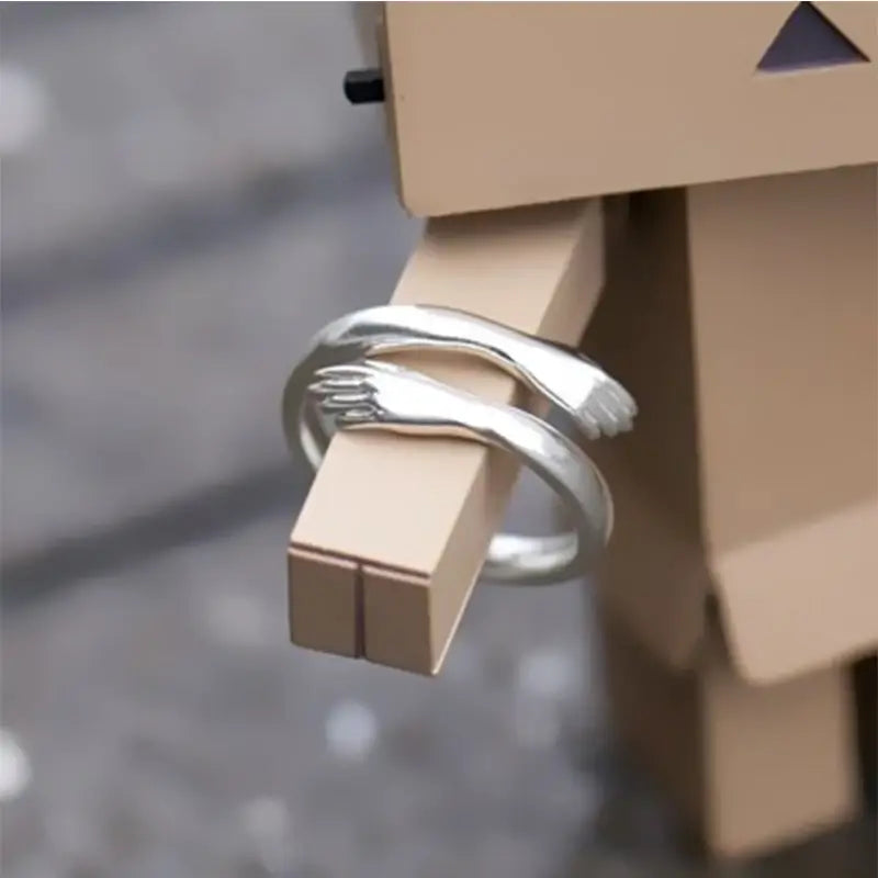 Nærbilde av åpen, justerbar sølvfarget ring, elegant design, perfekt som kjærlighetsgave