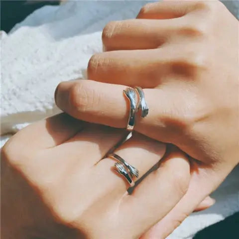 Unisex ring i skinnende sølv, justerbar for komfort, uttrykker vennskap og evig kjærlighet