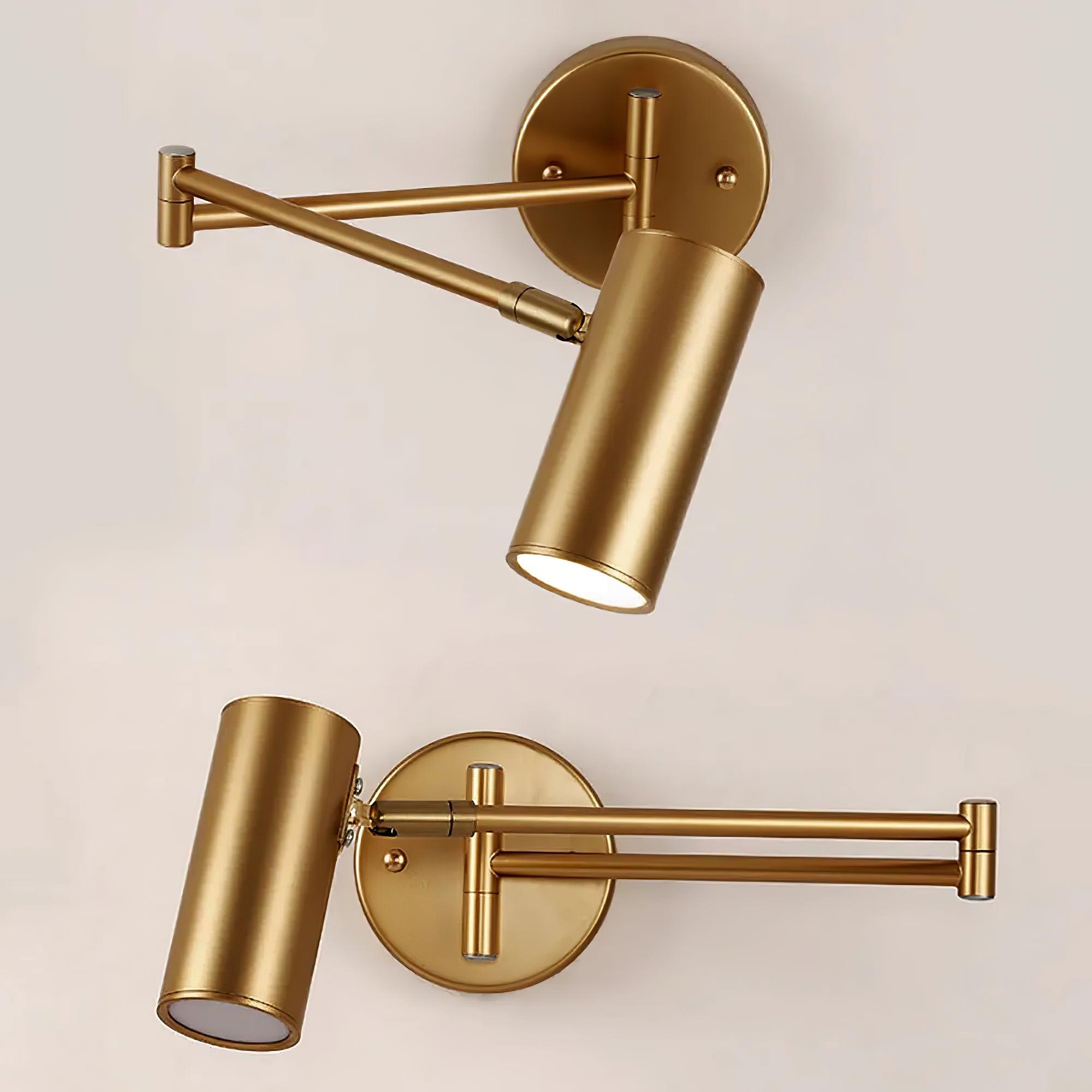 Justerbar svingarm vegglampe i høykvalitets metall med elegant design, perfekt for moderne interiør og optimal belysning.