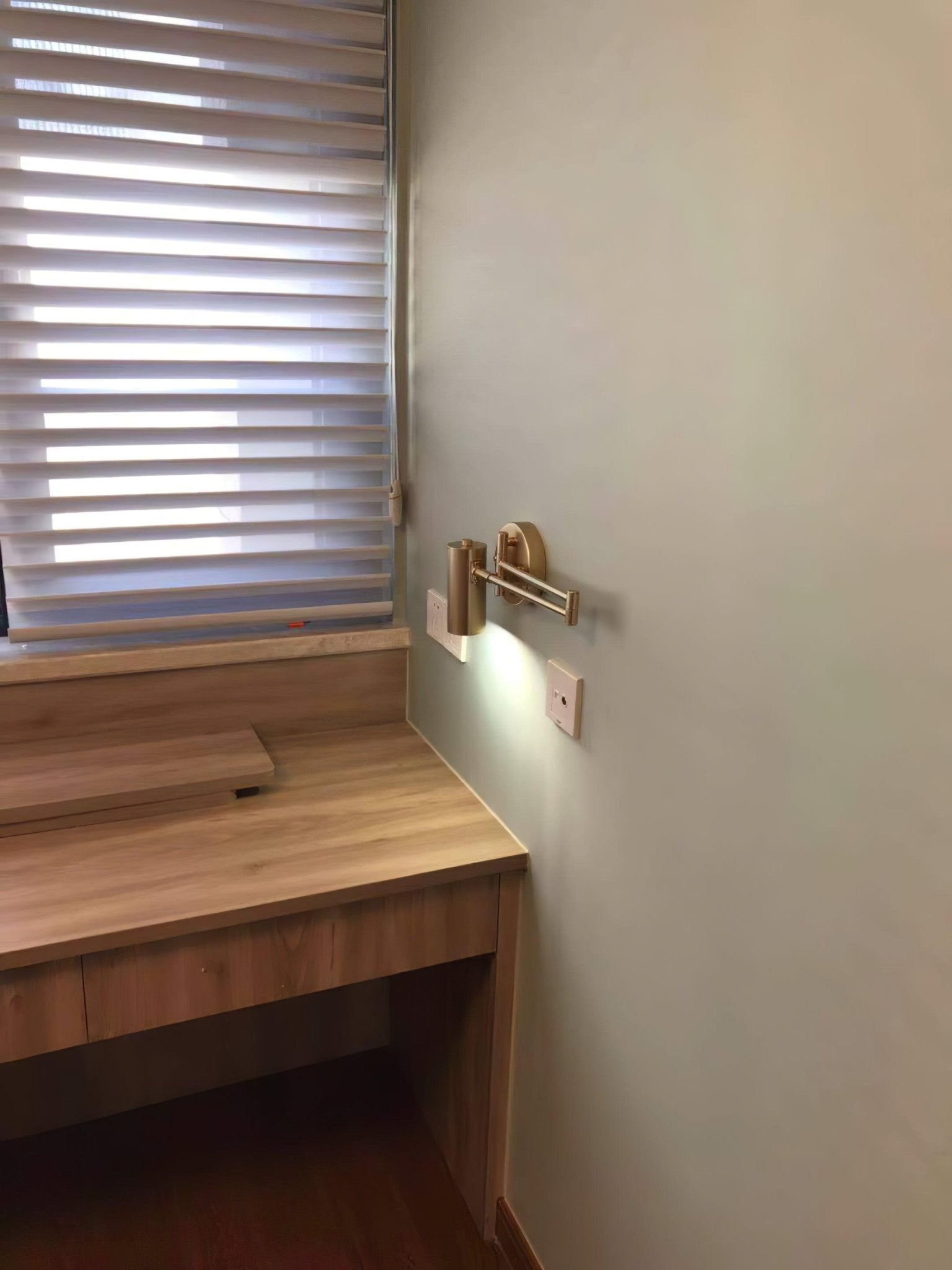 Justerbar svingarm vegglampe i høykvalitets metall med elegant design, perfekt for moderne interiør og optimal belysning.