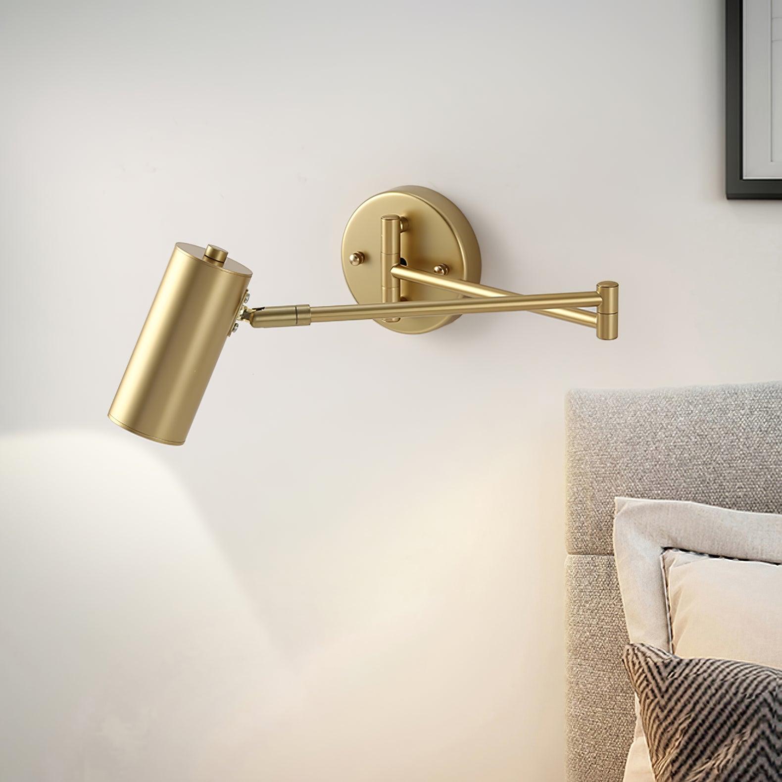 Justerbar svingarm vegglampe i høykvalitets metall med elegant design, perfekt for moderne interiør og optimal belysning.