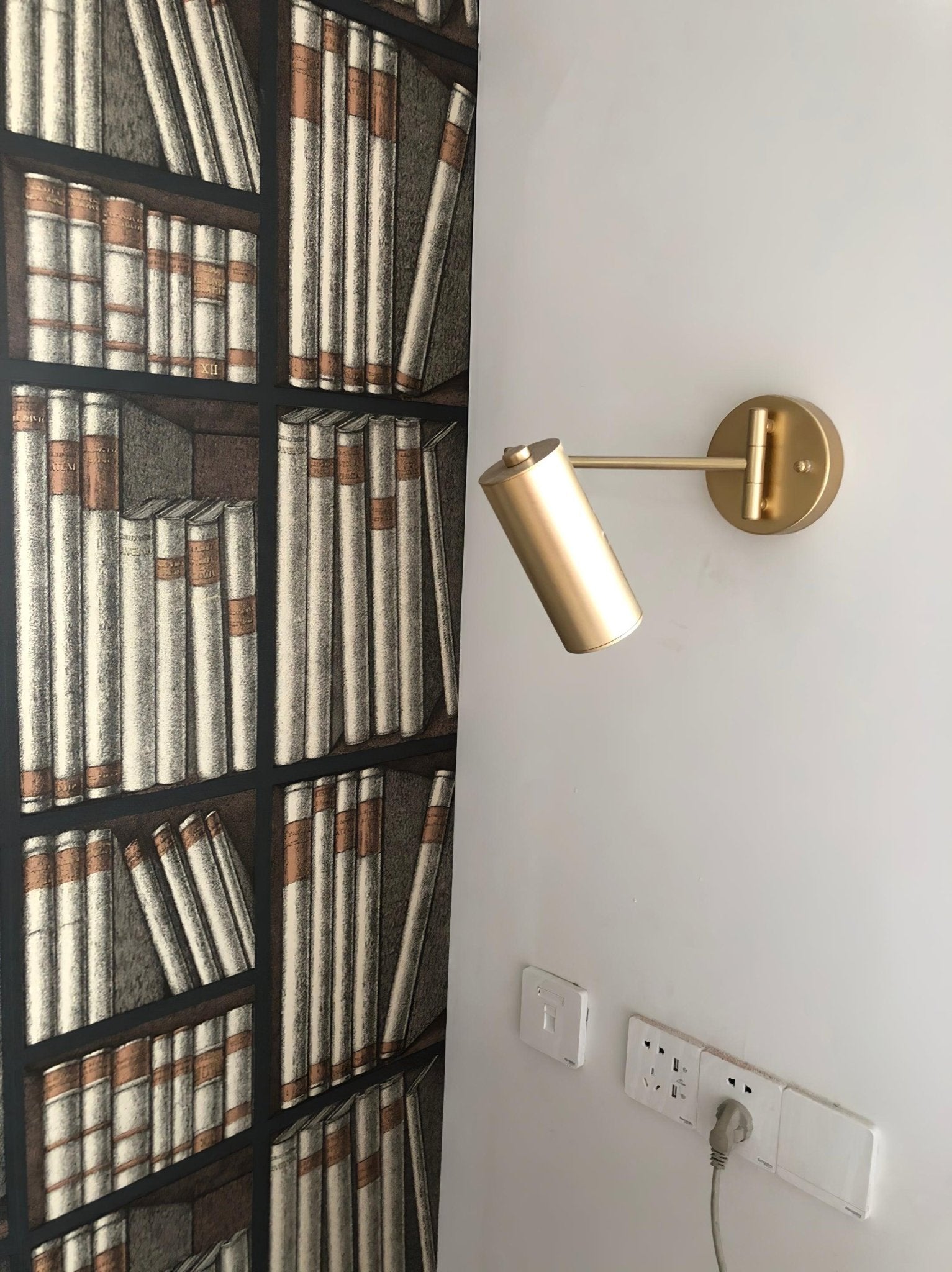 Justerbar svingarm vegglampe i høykvalitets metall med elegant design, perfekt for moderne interiør og optimal belysning.