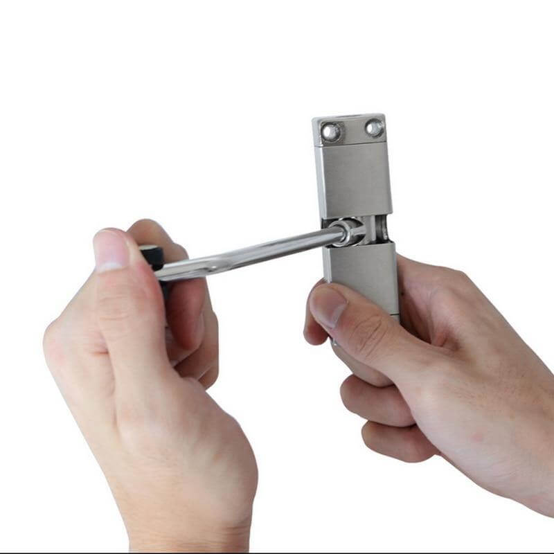 Robust dørhengsel i rustfritt stål med automatisk og justerbar funksjon. Enkel montering for solid dørfunksjon.