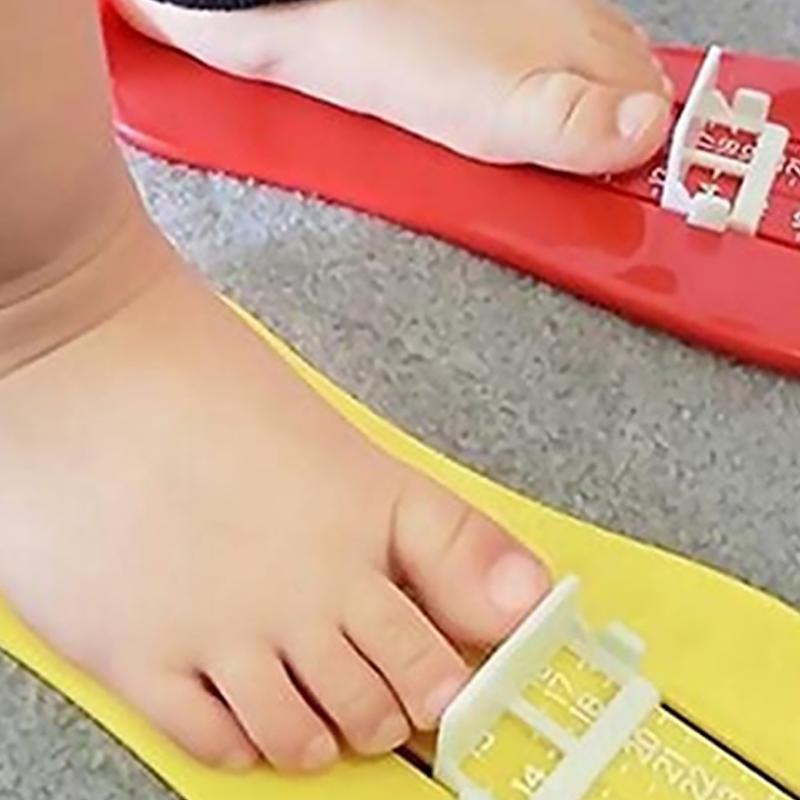 Justerbart måleverktøy i fargerik ABS for barnas føtter, 0-20 cm, i gul, rød, grønn og blå for riktig skostørrelse.