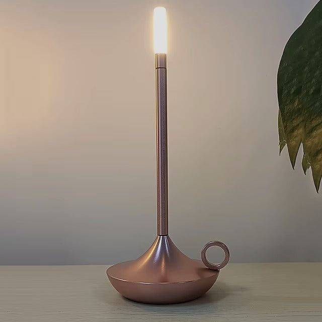 Justerbart trådløst lys i elegant børstet aluminium, varm glød. Perfekt for hjem; tilgjengelig i gull, hvit, rosa gull, svart
