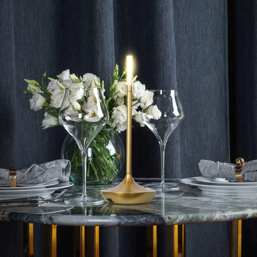 Justerbart trådløst lys i elegant børstet aluminium, varm glød. Perfekt for hjem; tilgjengelig i gull, hvit, rosa gull, svart