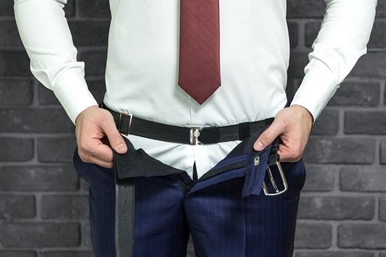 Hold skjorten perfekt på plass hele dagen med dette komfortable, justerbare unisex skjorteholderbeltet.