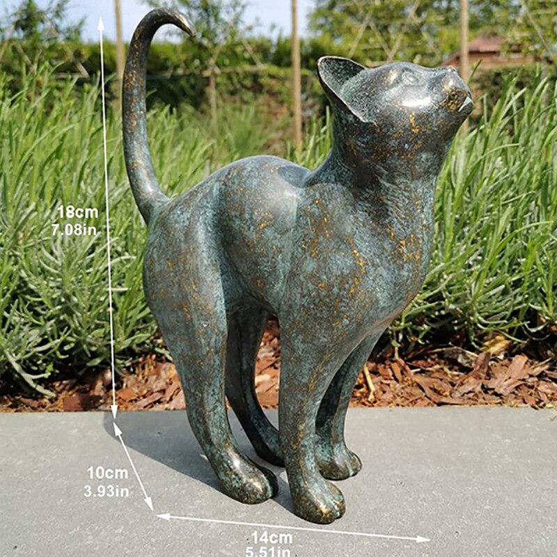 Sjarmerende kattestatue i hagen som utendørsdekorasjon, slitesterk og værbestandig