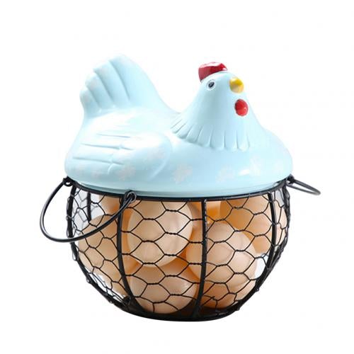 Bring landlig sjarm til kjøkkenet med denne keramiske høne-eggekurven for stilren eggoppbevaring.
