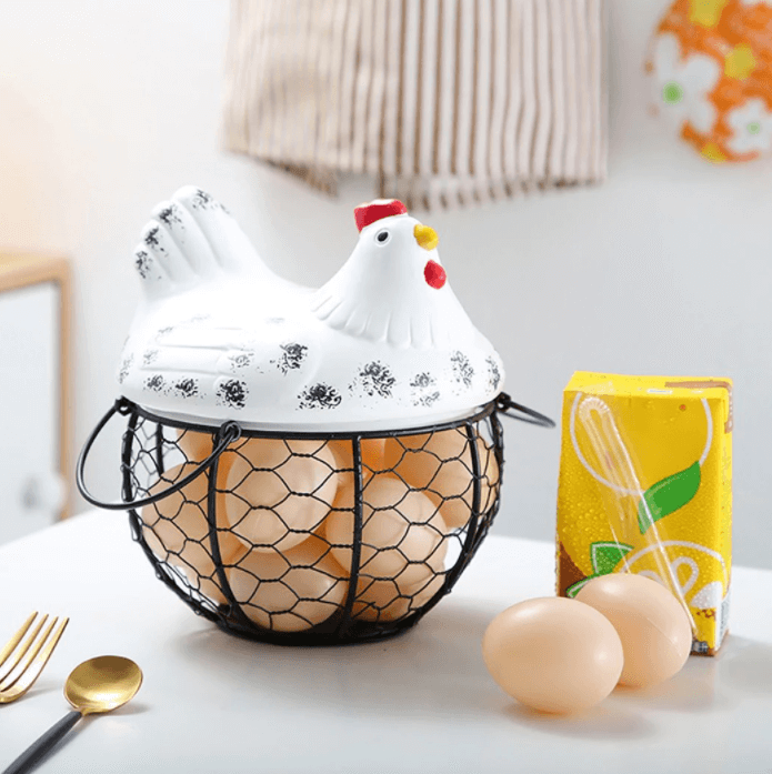 Rustikk kjøkkendekorasjon: Keramisk høne-eggekurv for egg, skaper landlig interiør og orden.