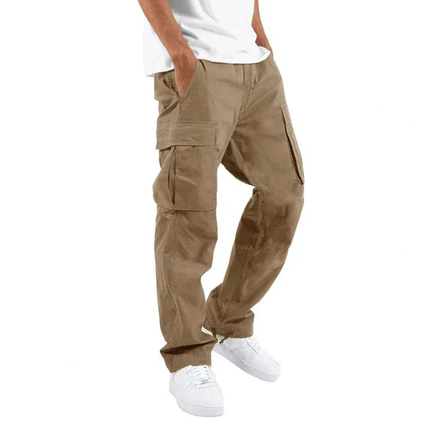 "Khaki cargo-bukse for menn med sidelommer, fleksibelt stretchstoff og moderne design for komfort hele dagen."