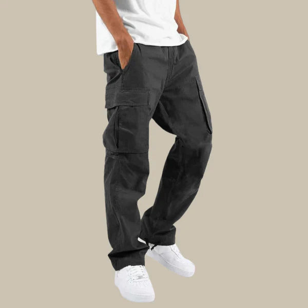 "Khaki cargo-bukse for menn med sidelommer, fleksibelt stretchstoff og moderne design for komfort hele dagen."