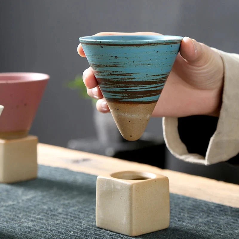 Ergonomisk kjegleformet kaffekrus, behagelig å holde. Unikt design for hver kaffeelsker.