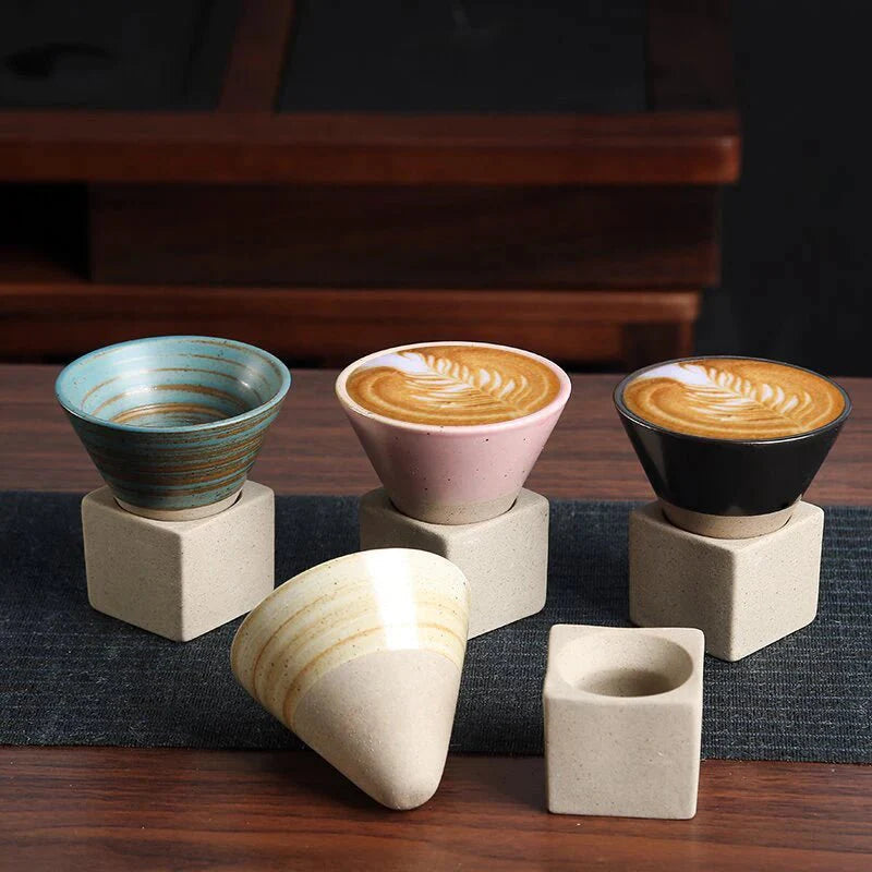 Kaffekrus med kjegleformet design. Et stilrent element som forbedrer din kaffestund.
