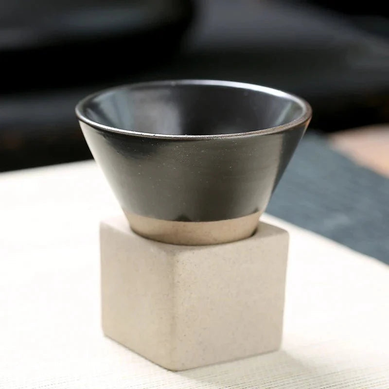 Unikt kjegleformet kaffekrus i elegant design. Ideelt drikkekopp for kaffeelskeren.
