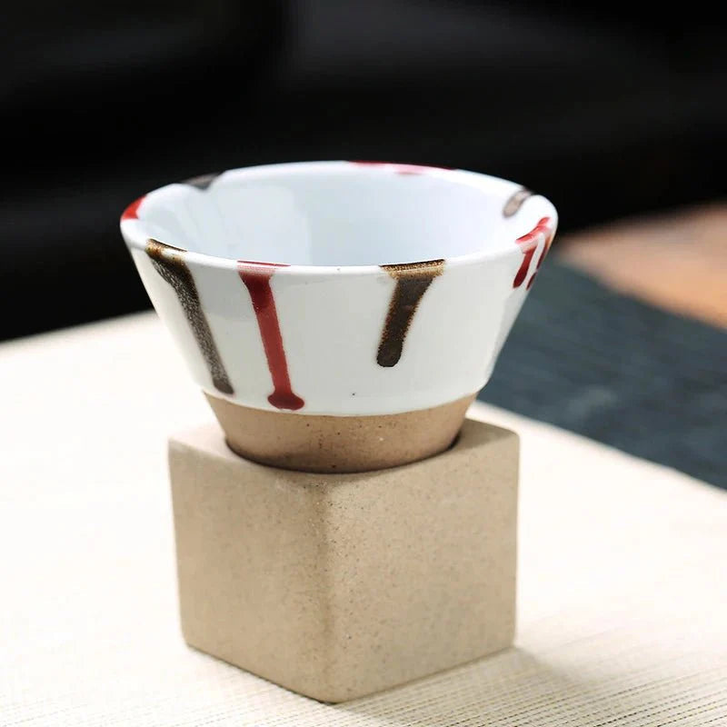 Eksklusivt kjegleformet designkrus. Løfter din kaffeopplevelse med stil og eleganse.