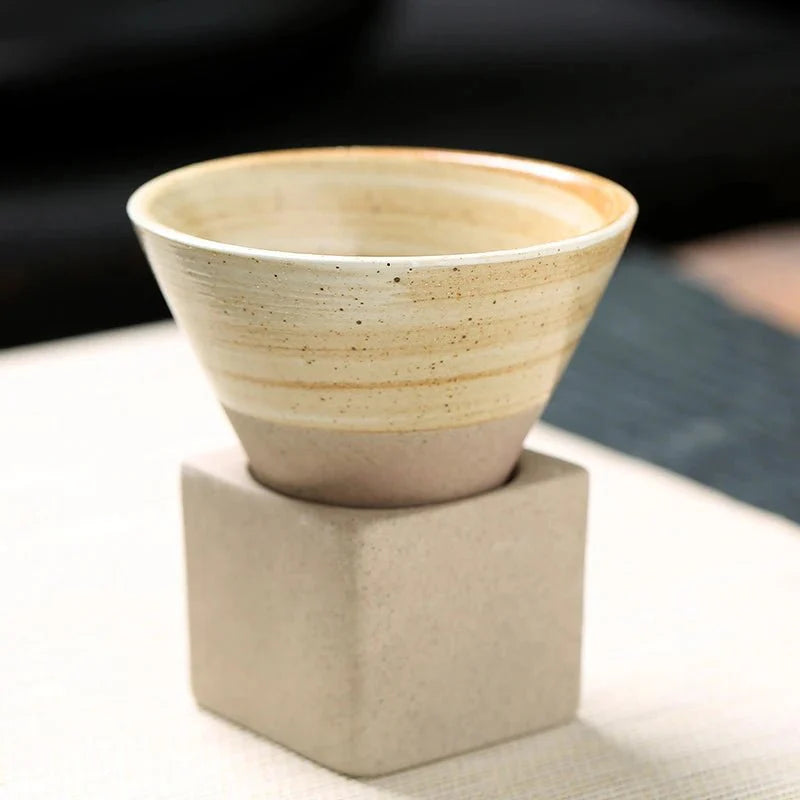 Levende farget kjegleformet kaffekrus. Moderne, iøynefallende design for ditt kjøkken.