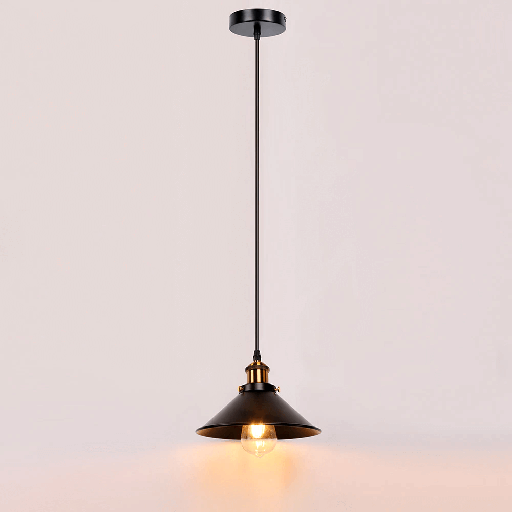 Kjegleformet pendellampe i antikk messing med svart aksent, vintage industridesign, justerbar kabel for stilfull belysning.