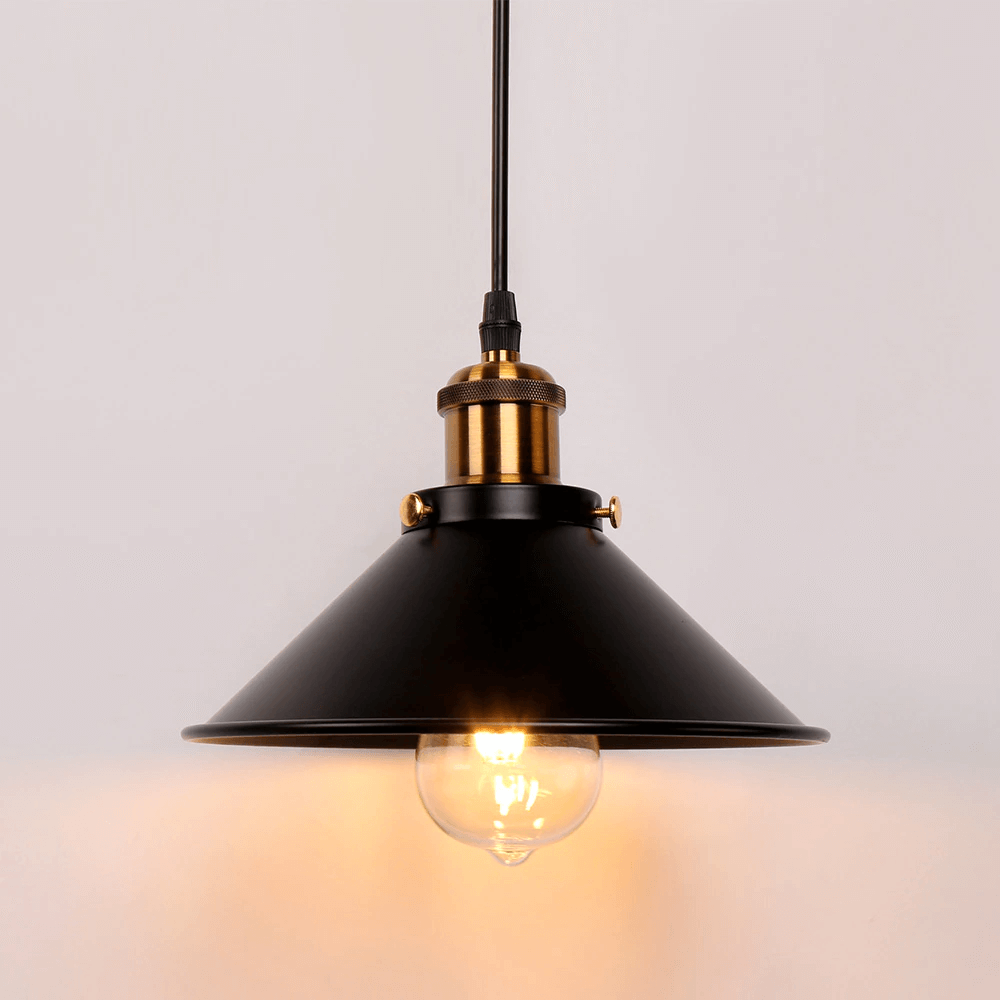 Kjegleformet pendellampe i antikk messing med svart aksent, vintage industridesign, justerbar kabel for stilfull belysning.