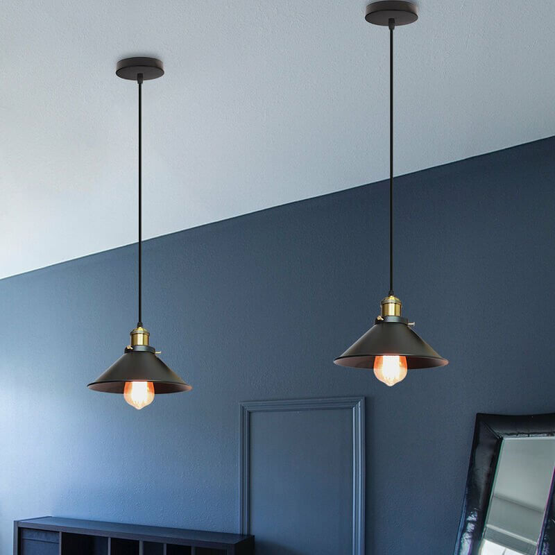 Kjegleformet pendellampe i antikk messing med svart aksent, vintage industridesign, justerbar kabel for stilfull belysning.