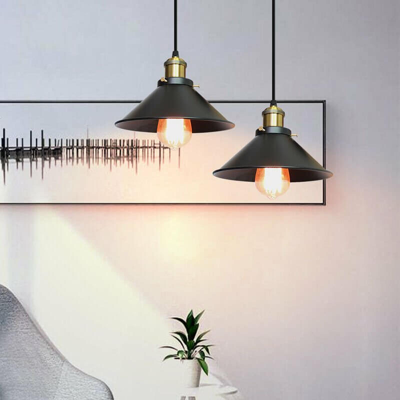 Kjegleformet pendellampe i antikk messing med svart aksent, vintage industridesign, justerbar kabel for stilfull belysning.
