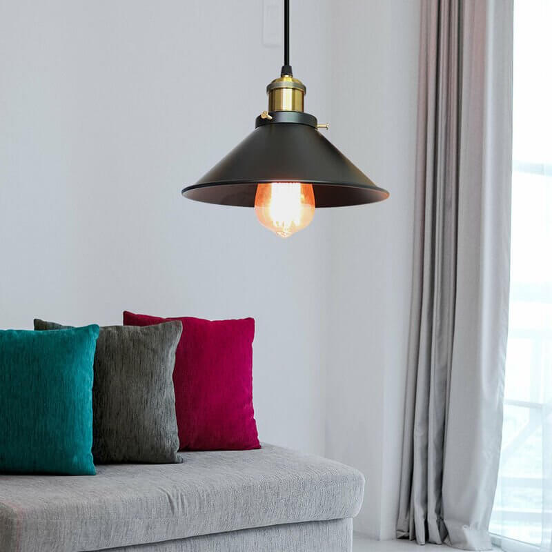Kjegleformet pendellampe i antikk messing med svart aksent, vintage industridesign, justerbar kabel for stilfull belysning.