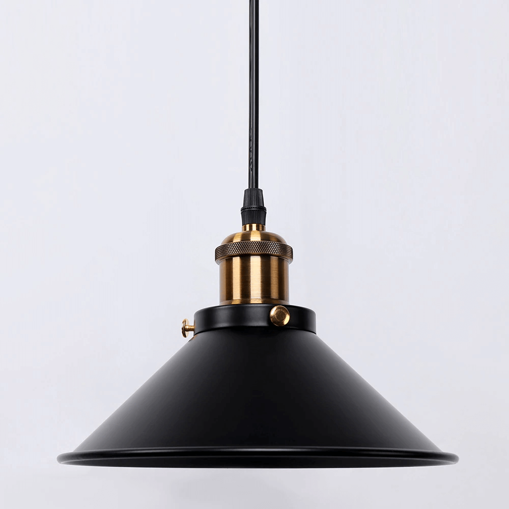 Kjegleformet pendellampe i antikk messing med svart aksent, vintage industridesign, justerbar kabel for stilfull belysning.