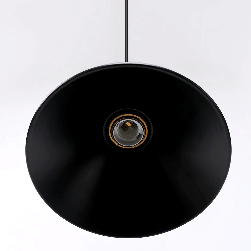 Kjegleformet pendellampe i antikk messing med svart aksent, vintage industridesign, justerbar kabel for stilfull belysning.
