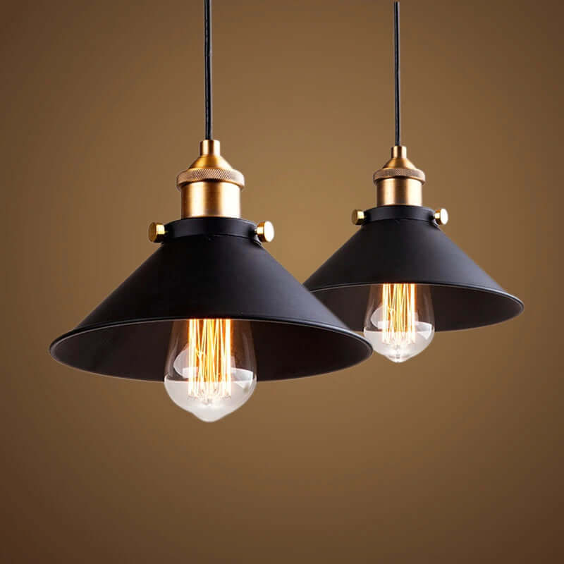 Kjegleformet pendellampe i antikk messing med svart aksent, vintage industridesign, justerbar kabel for stilfull belysning.