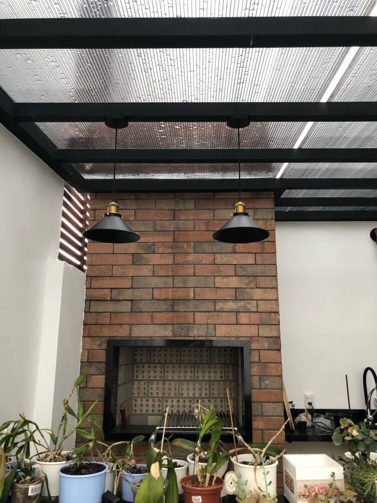 Kjegleformet pendellampe i antikk messing med svart aksent, vintage industridesign, justerbar kabel for stilfull belysning.