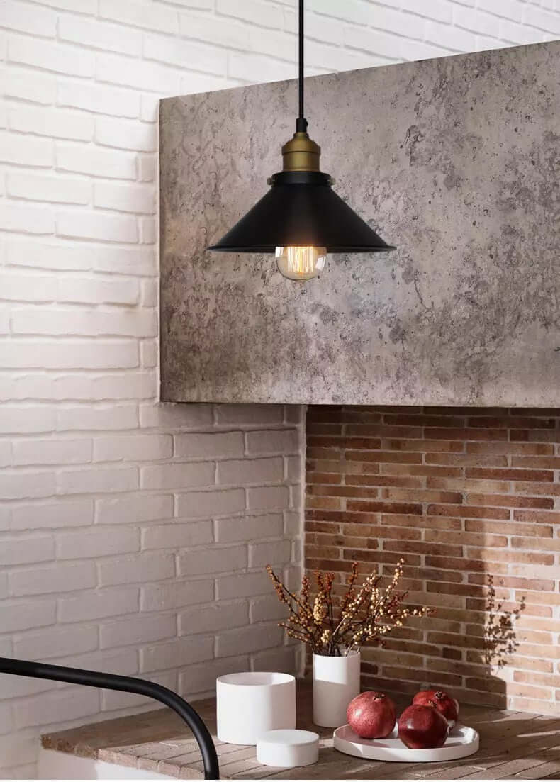 Kjegleformet pendellampe i antikk messing med svart aksent, vintage industridesign, justerbar kabel for stilfull belysning.