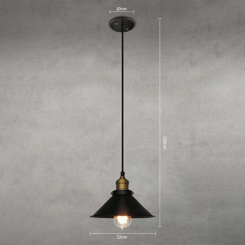 Kjegleformet pendellampe i antikk messing med svart aksent, vintage industridesign, justerbar kabel for stilfull belysning.