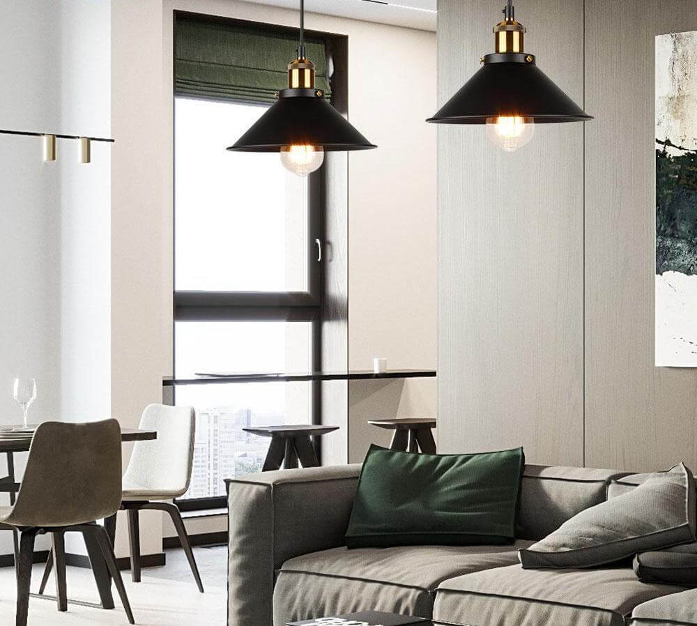 Kjegleformet pendellampe i antikk messing med svart aksent, vintage industridesign, justerbar kabel for stilfull belysning.