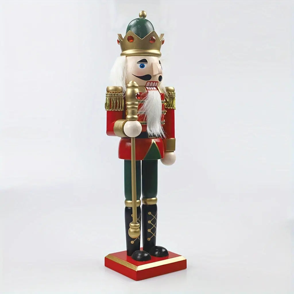 Stående 30 cm julenøtteknekker i tre. Sjarmerende, klassisk dekor for hjemmets festlige jul.