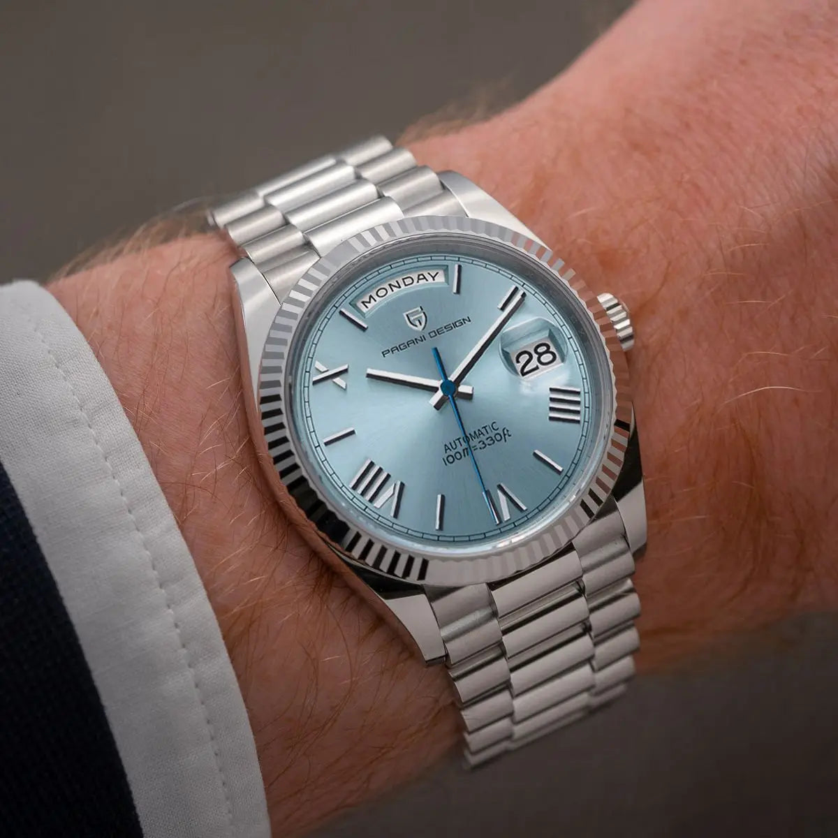 Elegant automatisk kalenderklokke for menn, viser dato og tid med presisjon i klassisk stil.
