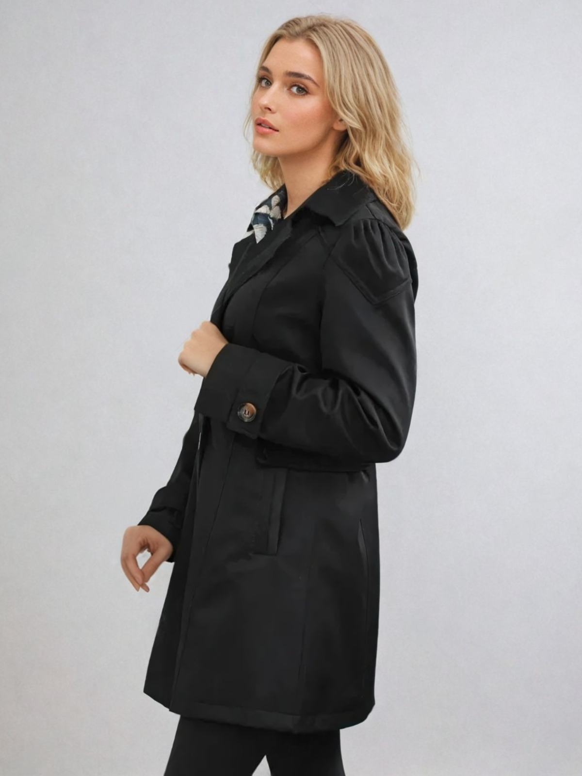 Stilfull trenchcoat med belte, en klassisk damefrakk for elegant vår- og høstmote.