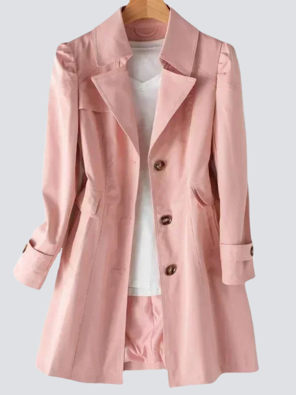Stilfull damefrakk: En klassisk trenchcoat som løfter ethvert antrekk med tidløs eleganse.