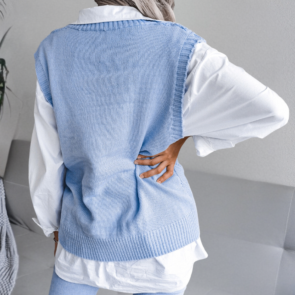 "Klassisk blå strikket vest for kvinner, lett og elegant design for hverdagsbruk."