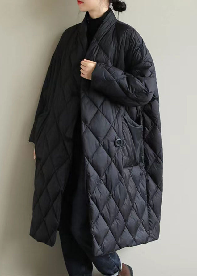 Elegant klassisk dame vinterjakke med høy stativkrage. Perfekt yttertøy for en stilfull og varm vinter.