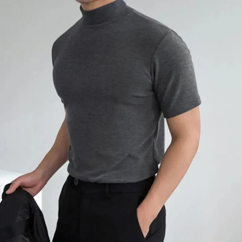 Allsidig herre T-skjorte i myk bomull med høy krage, ideell for en tidløs og casual look.