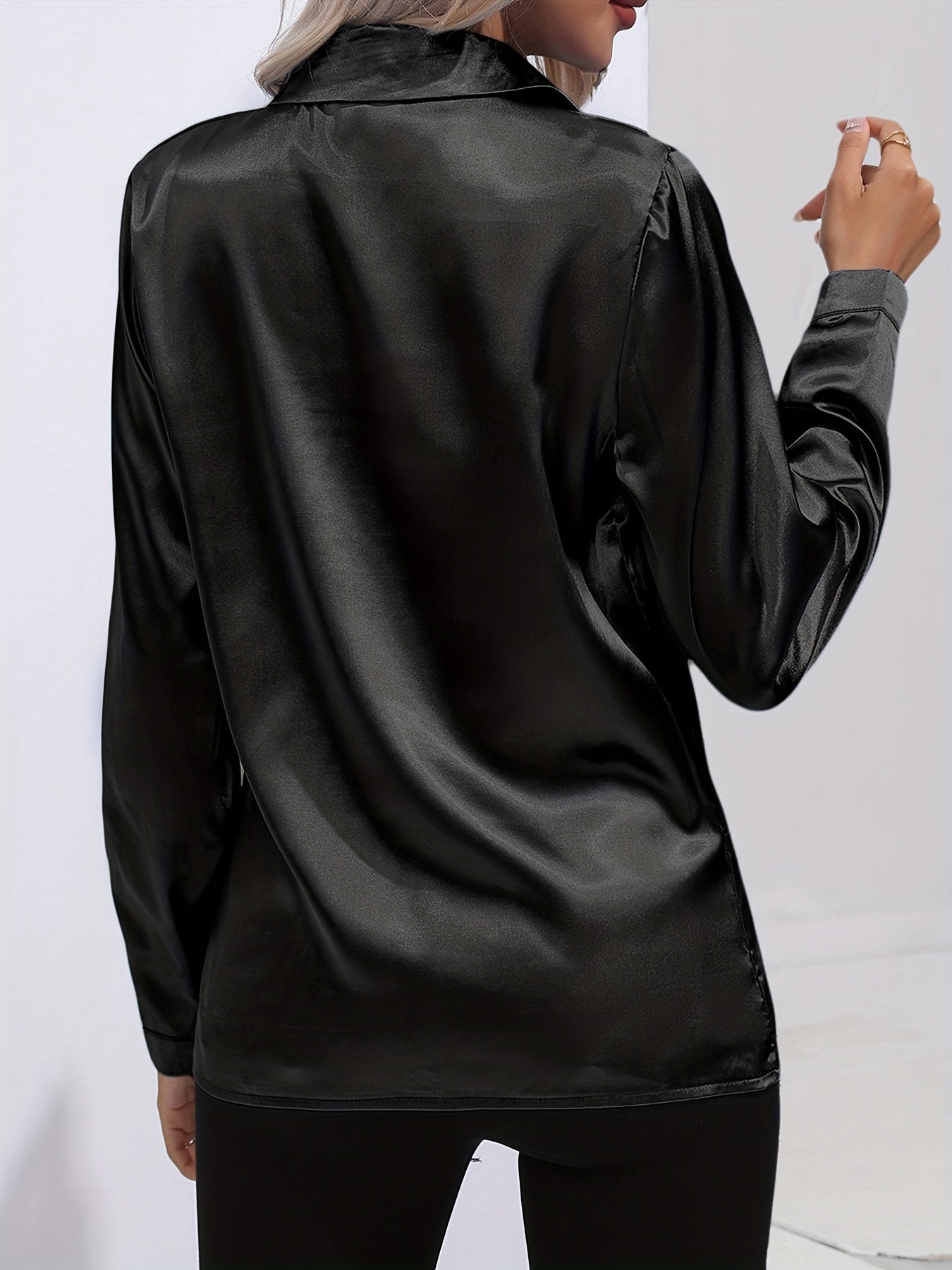 Modell i klassisk damebluse, stylet for en elegant hverdag eller jobbantrekk, feminin mote.