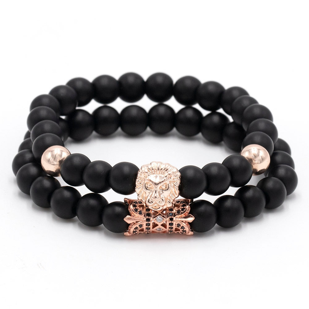 Nærbilde av elegant løvearmbånd med glitrende natursteinskrystaller for kvinner. Stilfullt tilbehør.