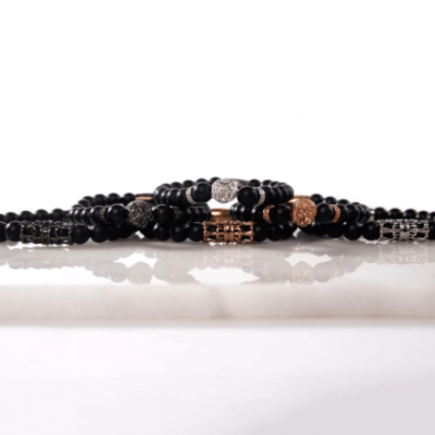 Stilig armbånd for damer med detaljert løvehode og polerte agat natursteiner. Perfekt for motebevisste.
