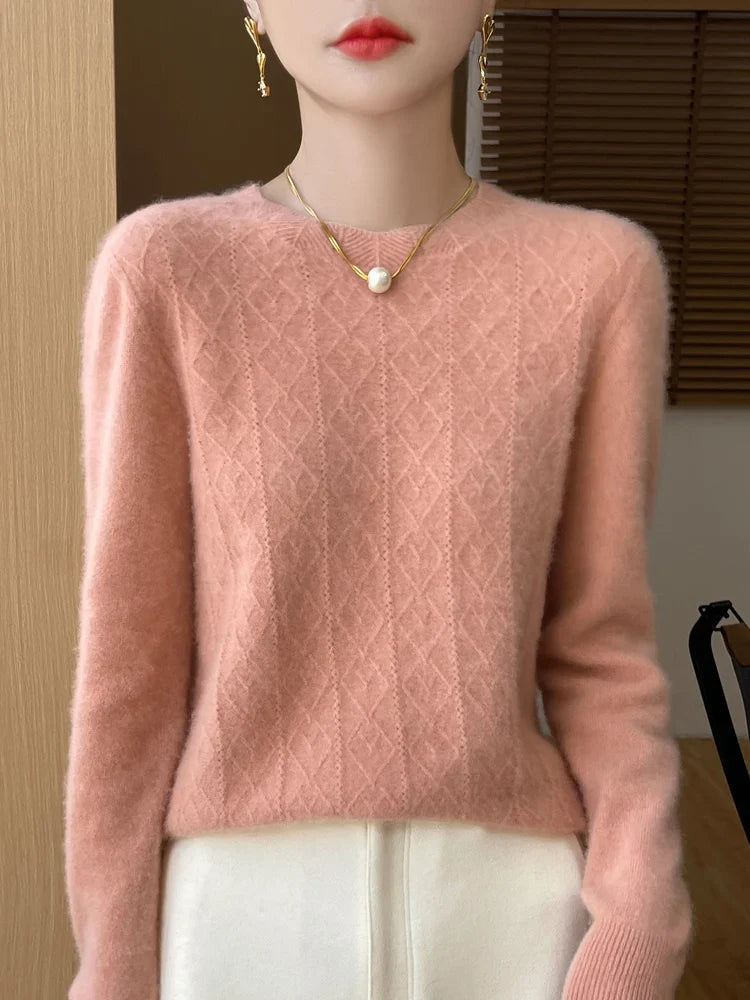Elegant strikkegenser for dame, rund hals, i kamelfarge, allsidig og komfortabel for jobb og fest.