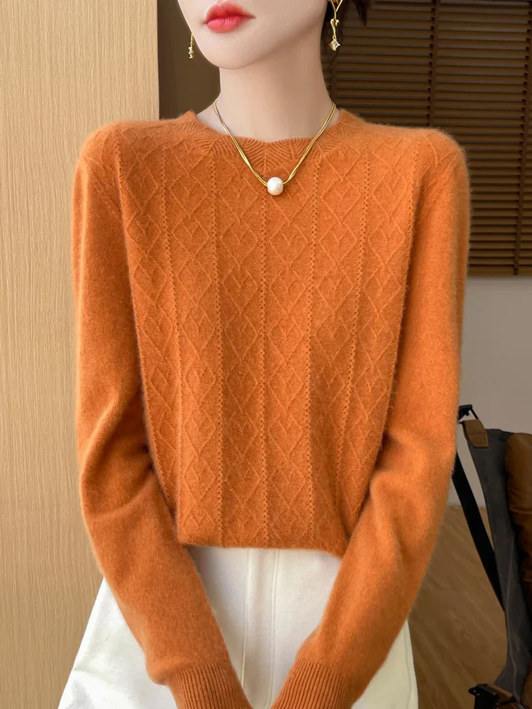 Elegant svart damegenser med rund hals og lange ermer, et must for en stilren og varm høstlook.