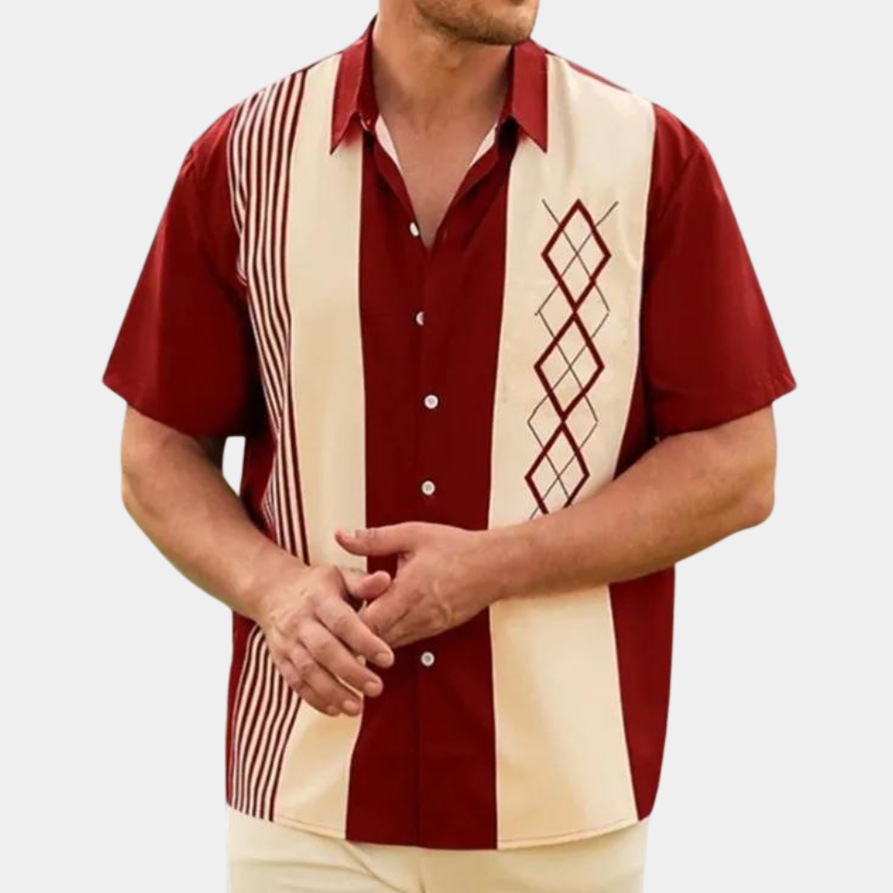 Komfortabel bomullsskjorte for menn, retro stil. Kortermet, ideell for både formelle og uformelle anledninger.